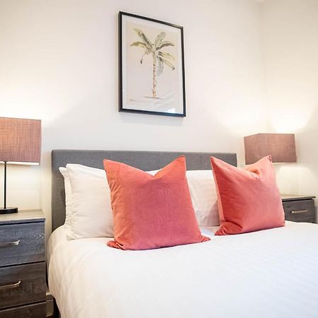 Апартаменти Two Bed Flat With Wrap Around Terrace Near Legoland, Windsor, Tube Station Слау Екстер'єр фото
