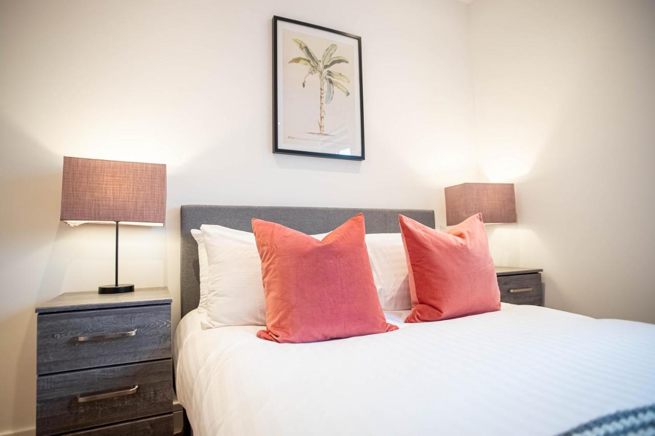 Апартаменти Two Bed Flat With Wrap Around Terrace Near Legoland, Windsor, Tube Station Слау Екстер'єр фото
